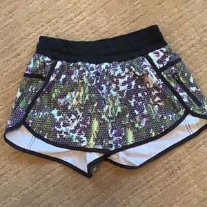 Lululemon Tracker Shorts in Floral Sport White Multi/Black size 6